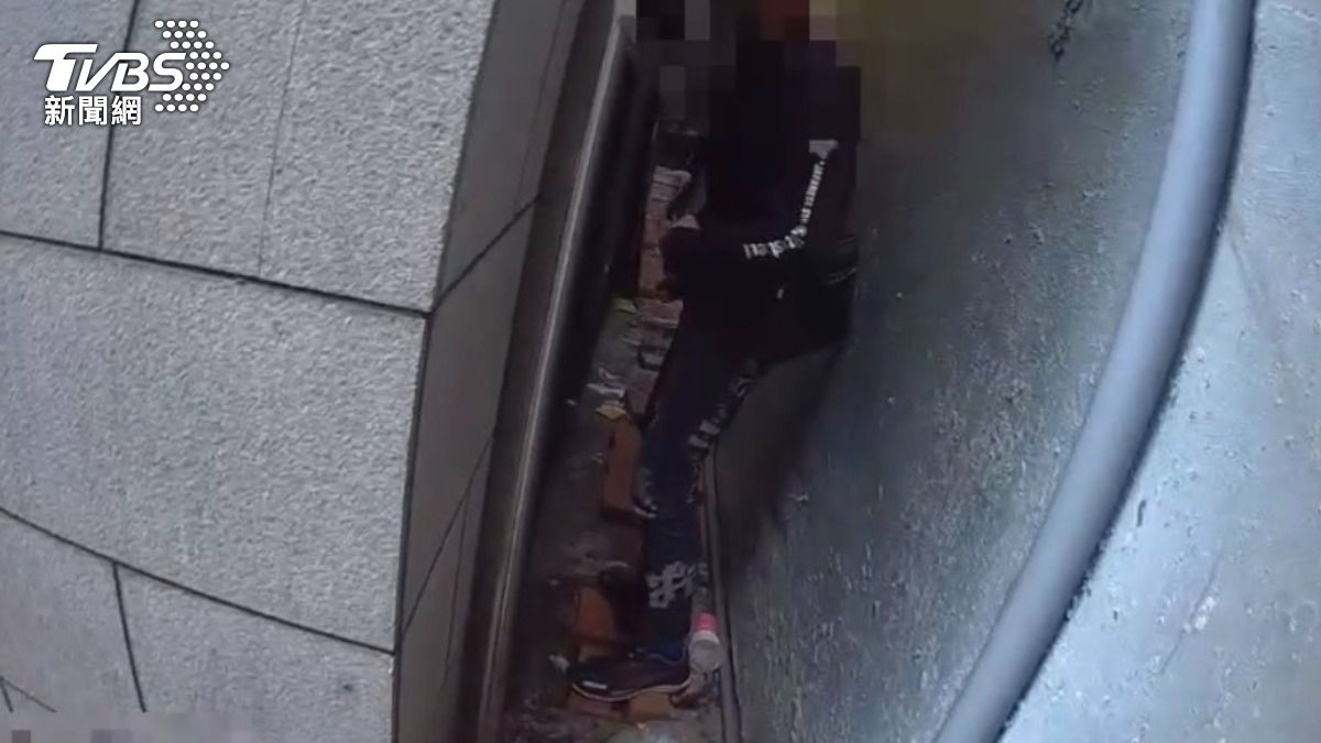 防火巷尿尿被關切!三重通緝犯襲警遭壓制 搜出安毒+喪屍煙彈