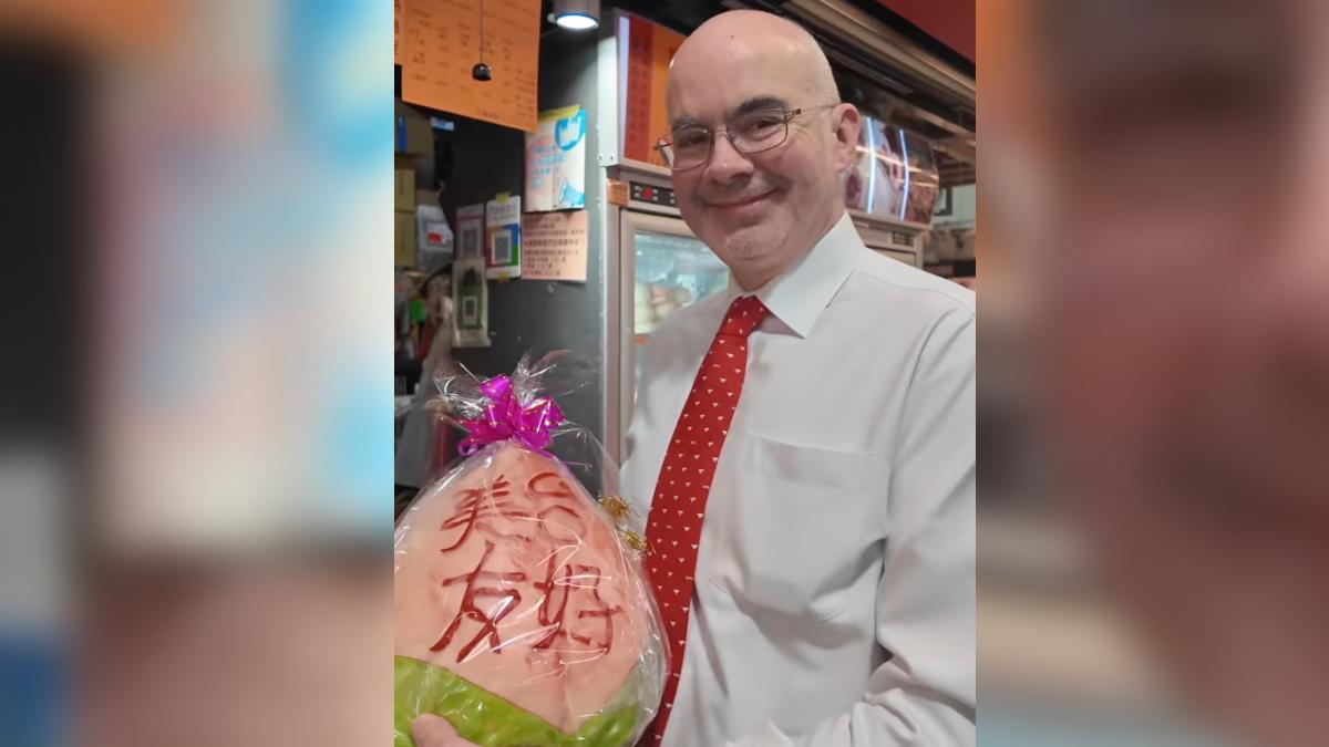 台灣女婿很會!AIT處長谷立言逛南門市場買年貨 點名這些菜