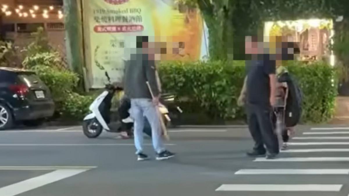 宜蘭街頭小客車疑未禮讓行人 駕駛竟還「持球棒下車」恐嚇