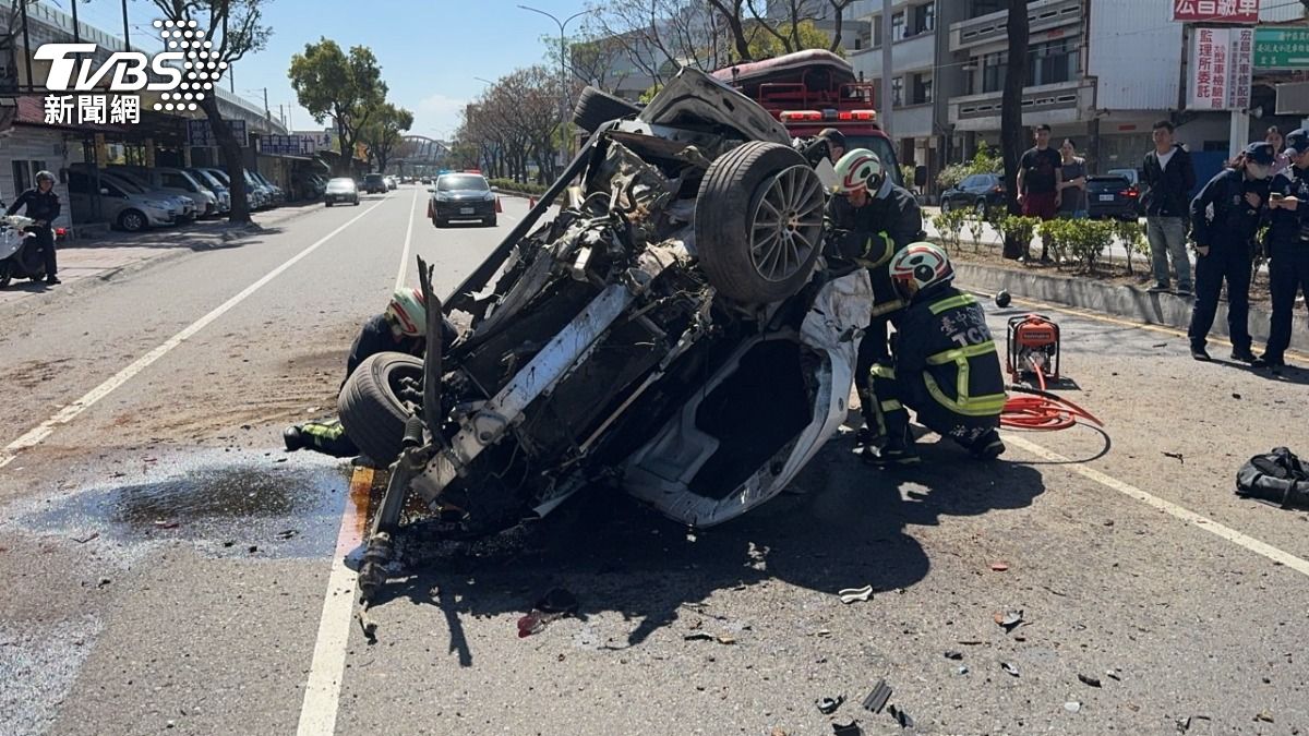 有片/24歲男下班開賓士撞樹「扭成廢鐵」 零件噴濺毀5車