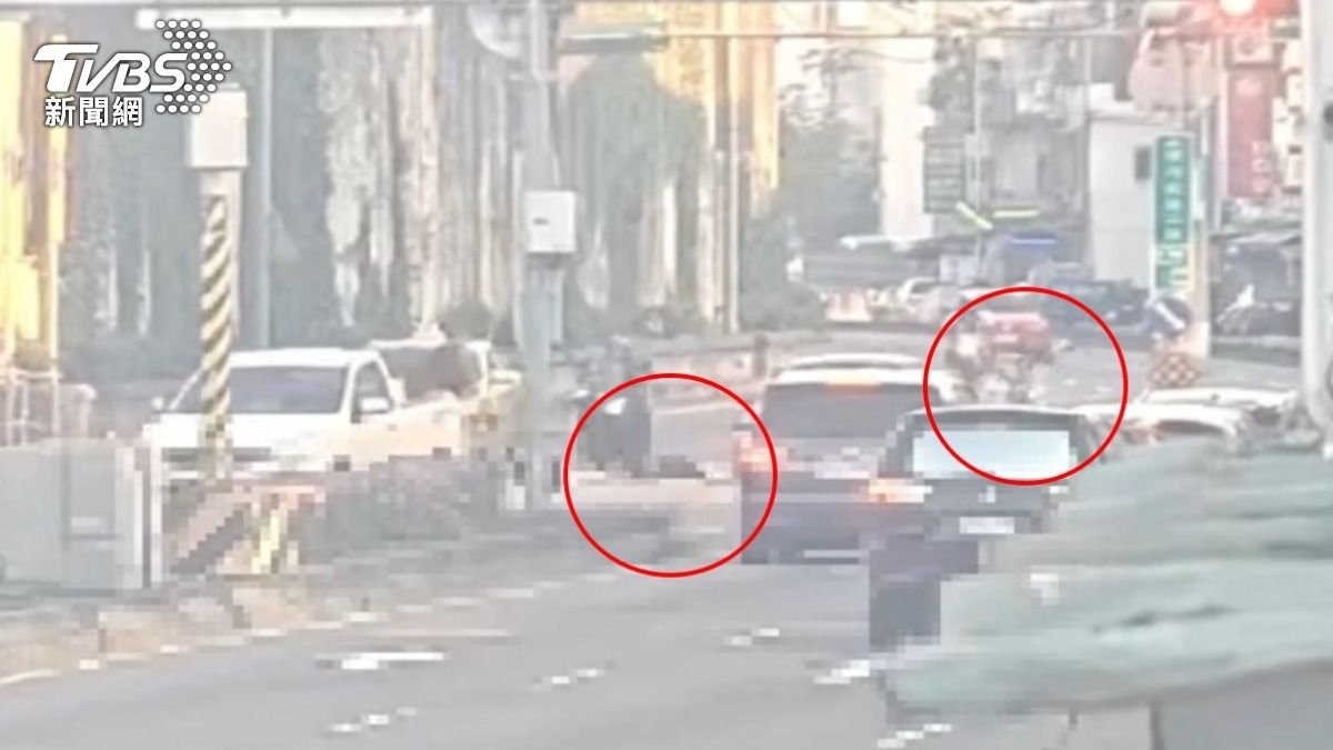 大稻埕旁闖紅燈「撞飛2人」 單車騎士被撞飛 駕駛直接開走