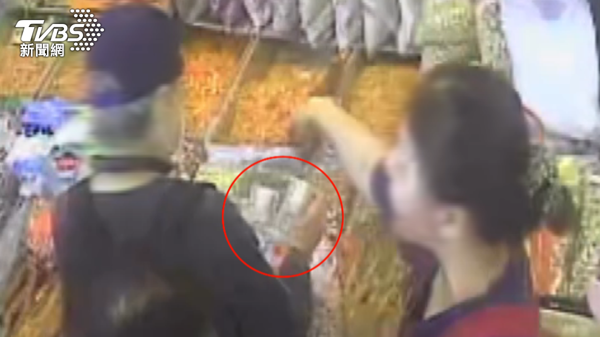 婦人市場掏千元鈔「底色像A4紙」 攤商秒識破喊:有人拿假鈔