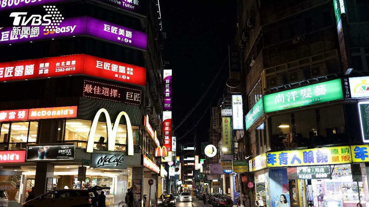 闖紅燈罰500!女學生「哭到發抖」 暖警安撫:30天內都能繳