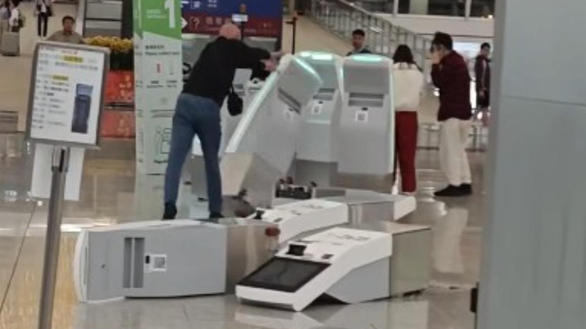 香港機場驚魂!外籍男猛砸「10台報到機」 驚悚暴力影像曝