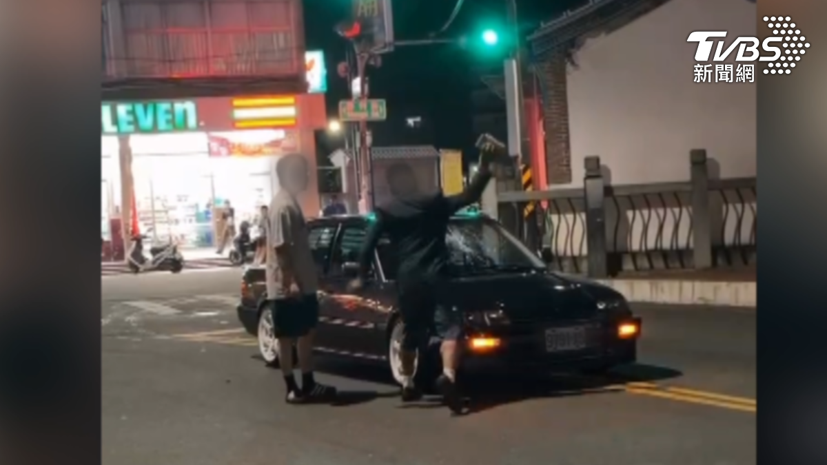 高雄單車男撿石狠砸爆車窗 目擊者:根本沒撞到他