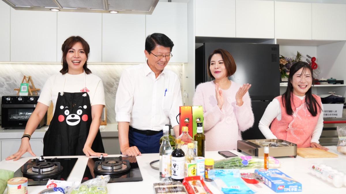 麻油松阪豬、蟹膏上菜!藍營3女神飆廚藝 謝龍介負責洗碗