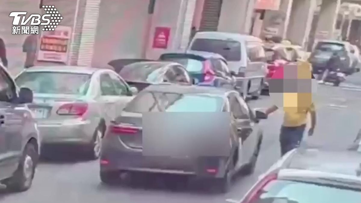 碰瓷賺紅包?北市男伸手給車撞要醫藥費 車主報警他秒閃人