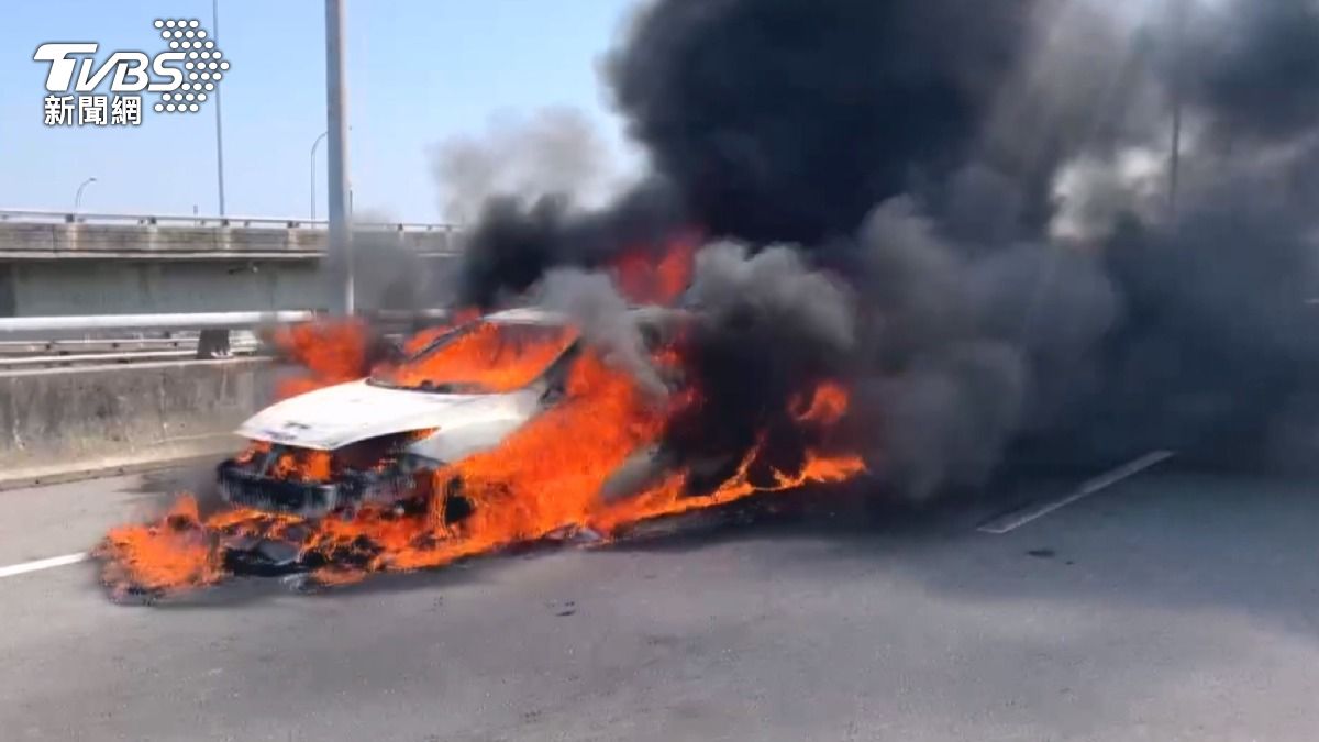台76線轎車燒成火球!越南籍駕駛驚險逃命 車體只剩骨架