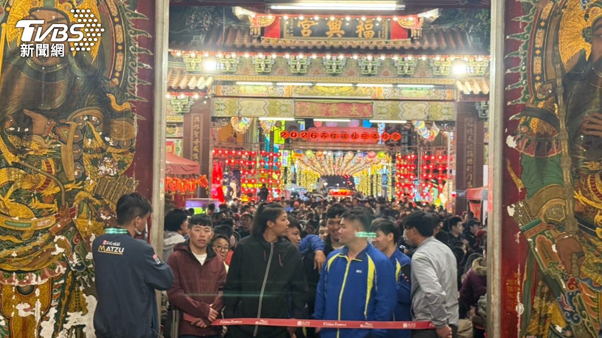 西螺福興宮今夜搶頭香!限量9999美金紅包 萬人擠爆廟埕畫面曝