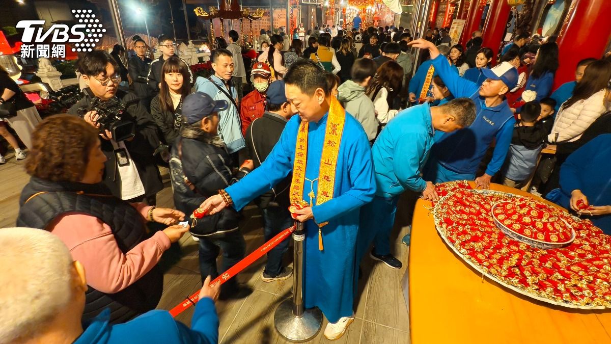 松山慈惠堂除夕夜發千份「錢母+發財金」 排隊人龍延伸至山腳