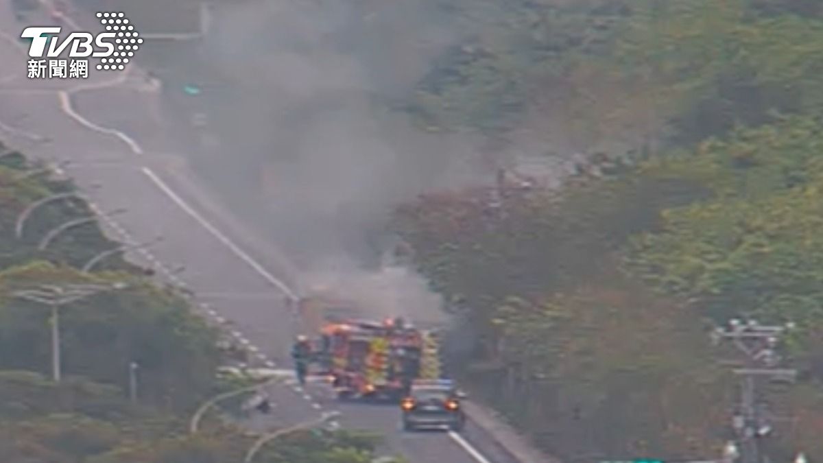 快訊/北投洲美快速道路火燒車 濃煙狂竄遮蔽道路