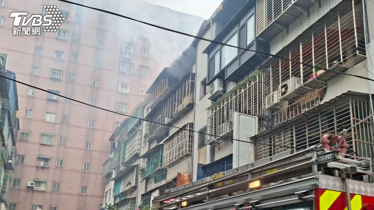 快訊/三重民宅全面燃燒 救出一婦人燙傷送醫