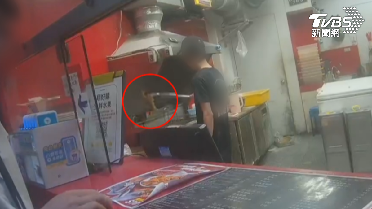 [新聞] 影音獨家／台南炸雞店「雞腿摔地」秒丟回 - 八卦 - PTT.BEST 批踢踢爆文 2
