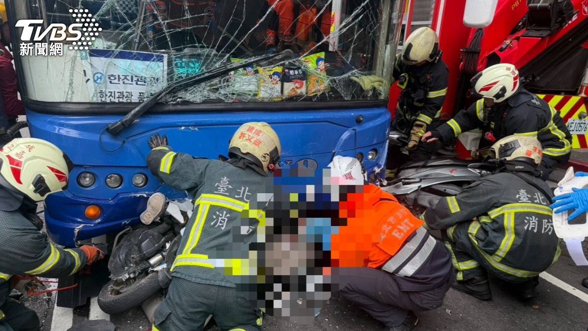 搶救現場曝!北市中山區遊覽車逆撞公車 騎士夾困車底2人送醫