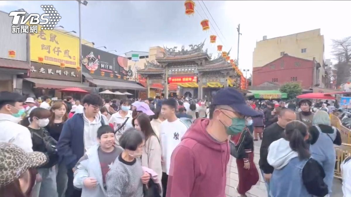 影音/初一走春塞爆鹿港!30員工不夠用 業者出動「自動煎蚵機」應戰