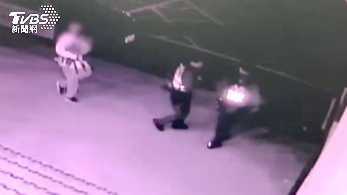 台中1歲男童「誤吞2枚硬幣」!爸抱孩跑派出所求助