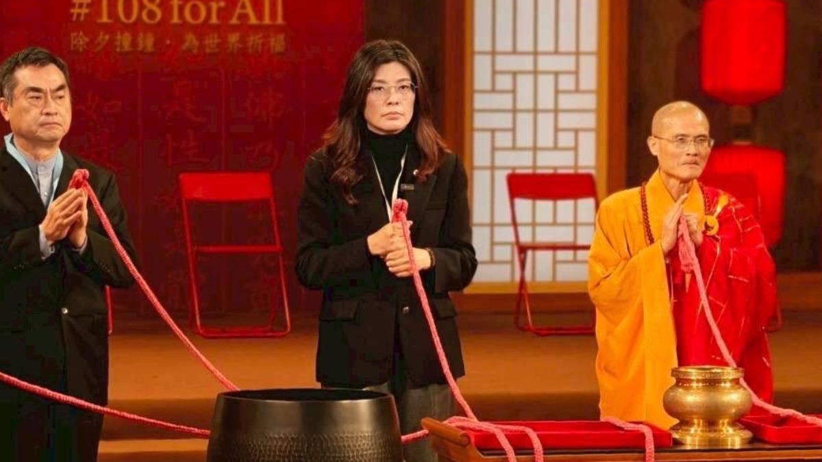 鄭麗文紅繩狂抖!神秘能量不受控 通靈少女驚「拍咪呀」認證