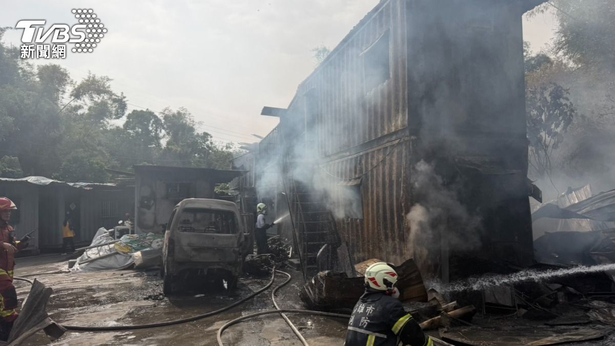 影音/高雄大寮11戶鐵皮屋遭祝融 獨居弱勢戶大年初一無家可歸