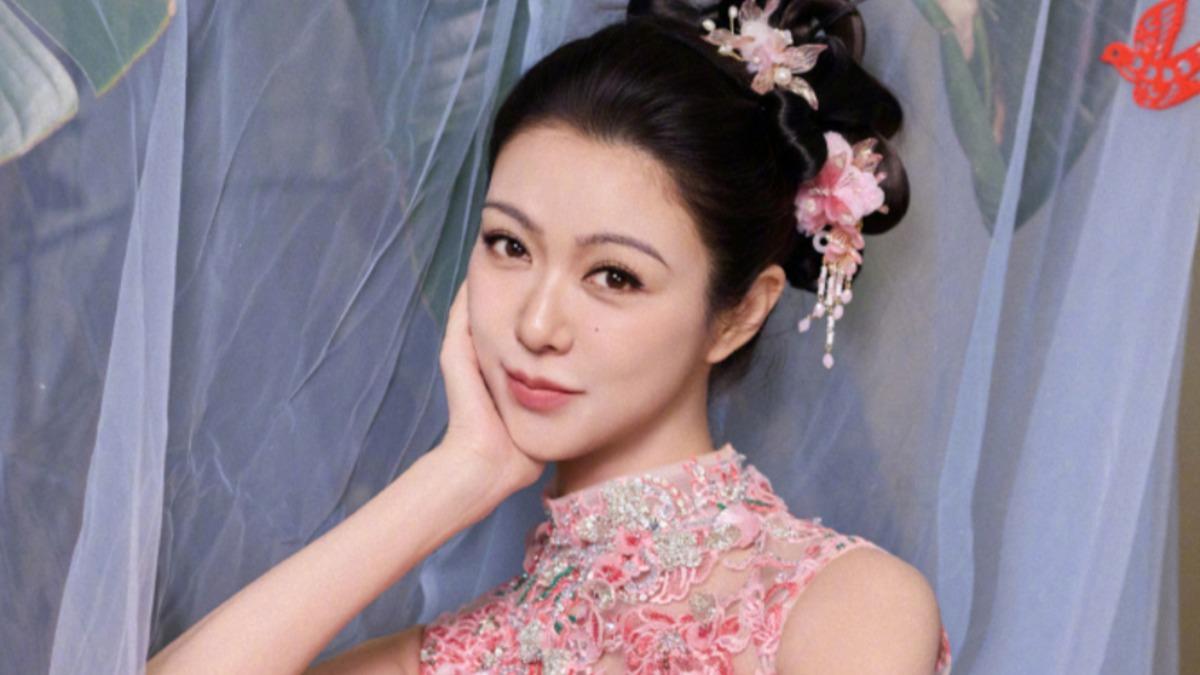 薛凱琪春晚彩排畫面流出「雙眼無神」惹心疼 臉部浮粉、粉底分層看起來超憔悴