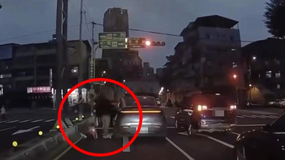 除夕夜父母崩潰?新店女童「路中被趕下車」後車駕駛看傻眼