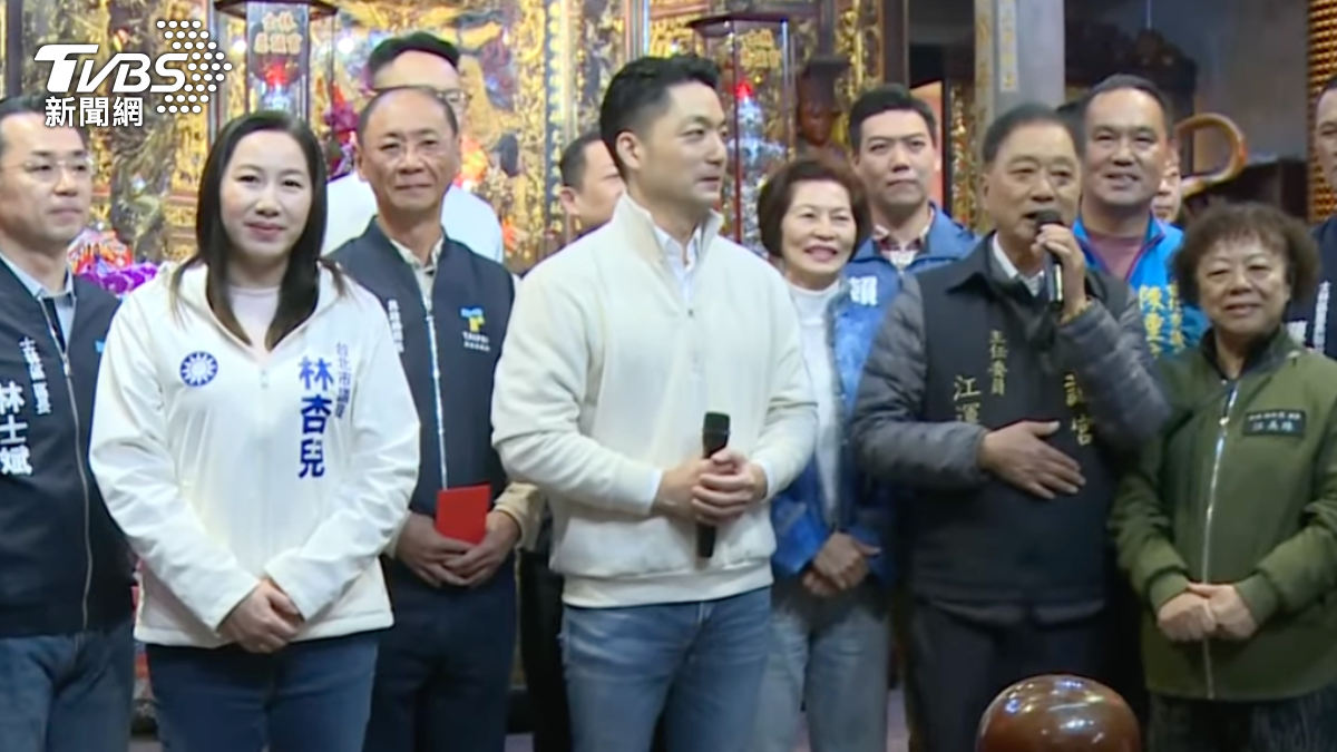 鄭麗文除夕敲鐘狂抖「受神明感召」 蔣萬安尬笑吐四字