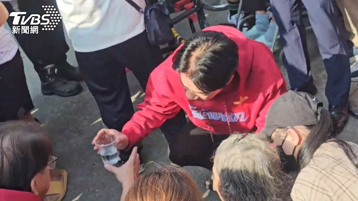 才剛被嘔吐濺一身 賴清德屏東發紅包又有阿嬤昏倒