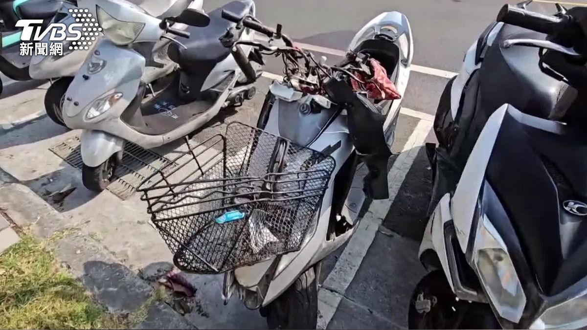 影音/小年夜剛過驚魂夜!轎車過彎失控 路旁機車「如保齡球瓶」全噴飛