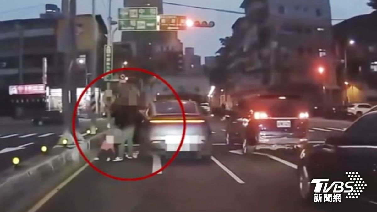 除夕夜遭丟下車!女童闖車陣爆哭狂奔 社會局啟動調查