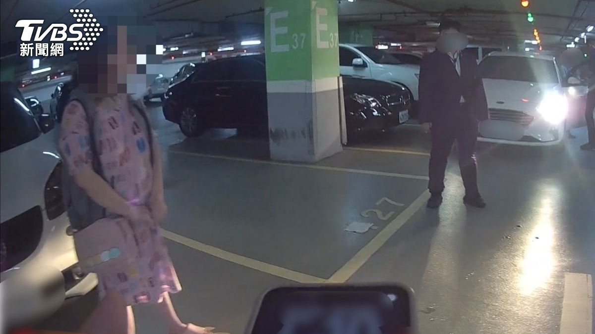 高雄百貨走春遇「人肉占位」 她制止被抓髮壓地、踼下體爆血