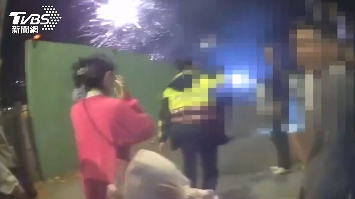 移工違規放煙火拒盤查 遭壓制「疑又點鞭炮」險炸警 瞬間曝光