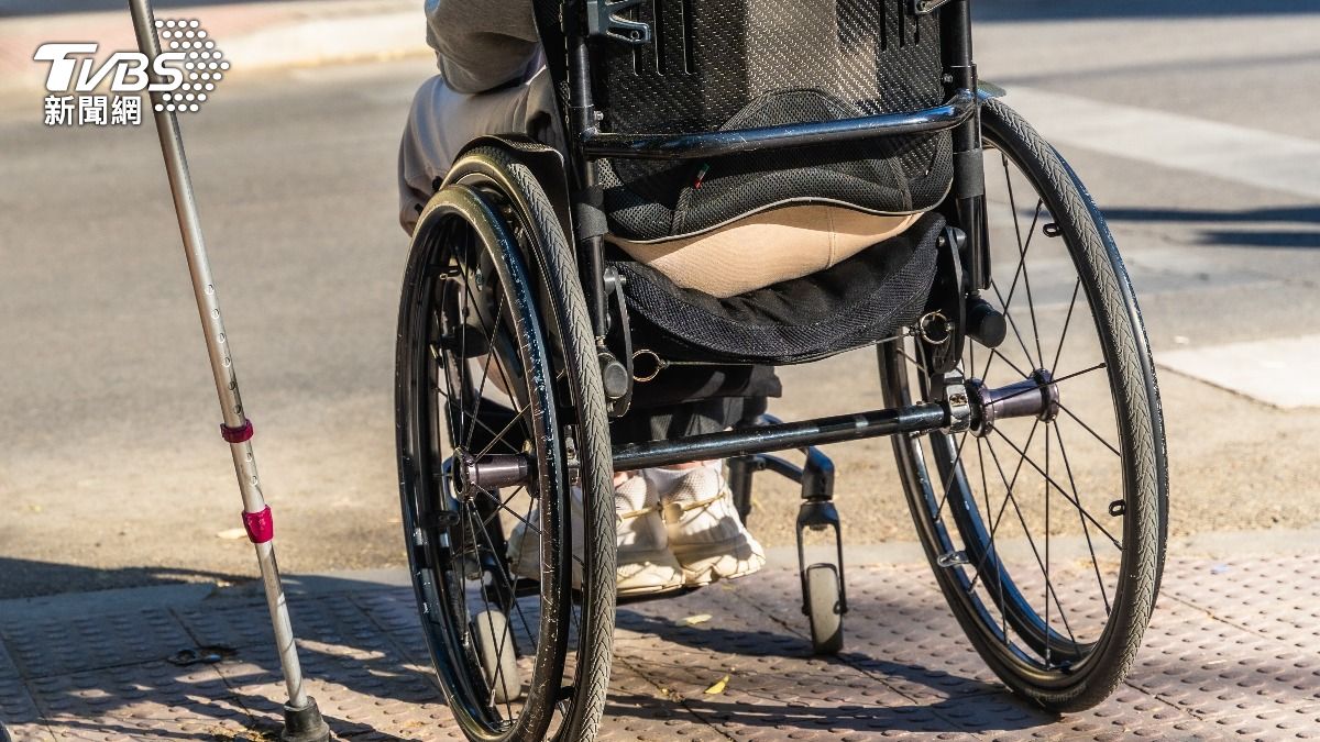 男子情緒失控!凌晨將「輪椅從11樓往下扔」 下場慘了