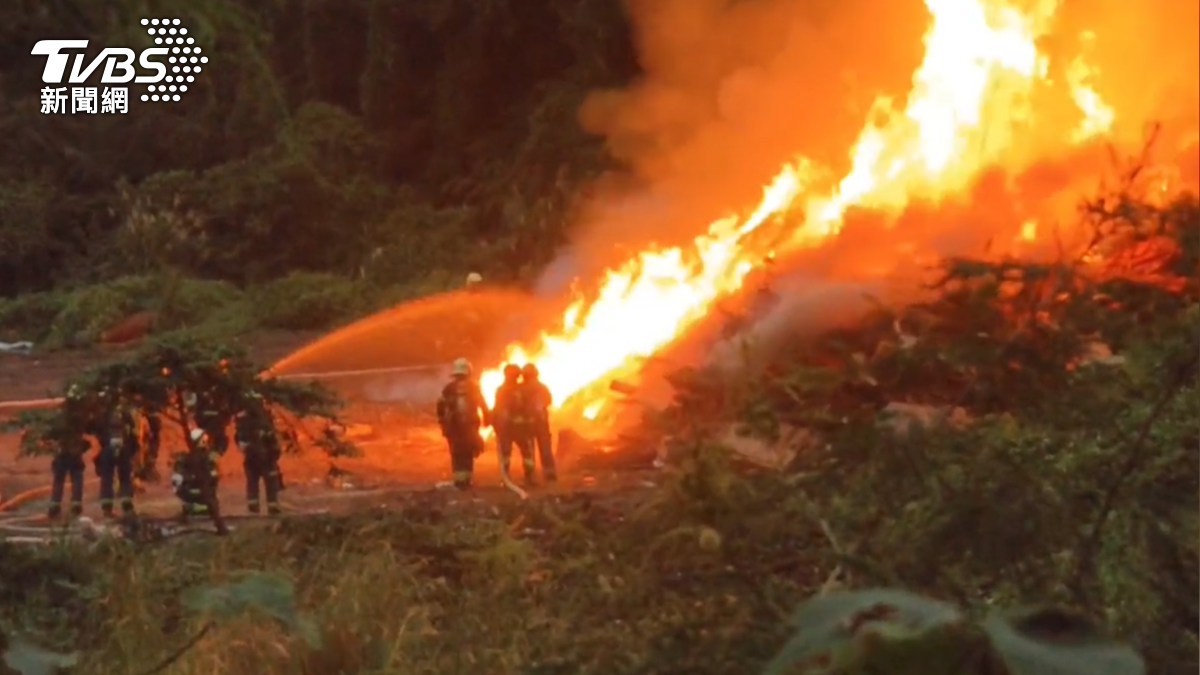 快訊/快關窗!南港垃圾掩埋場大火「濃煙竄天」搶救中