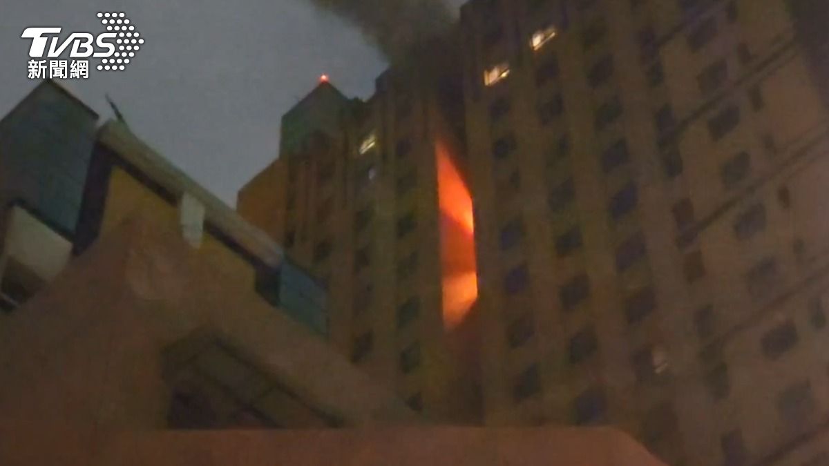 台中27層高樓深夜竄火!22樓陽台陷火海 救出7人、疏散百人