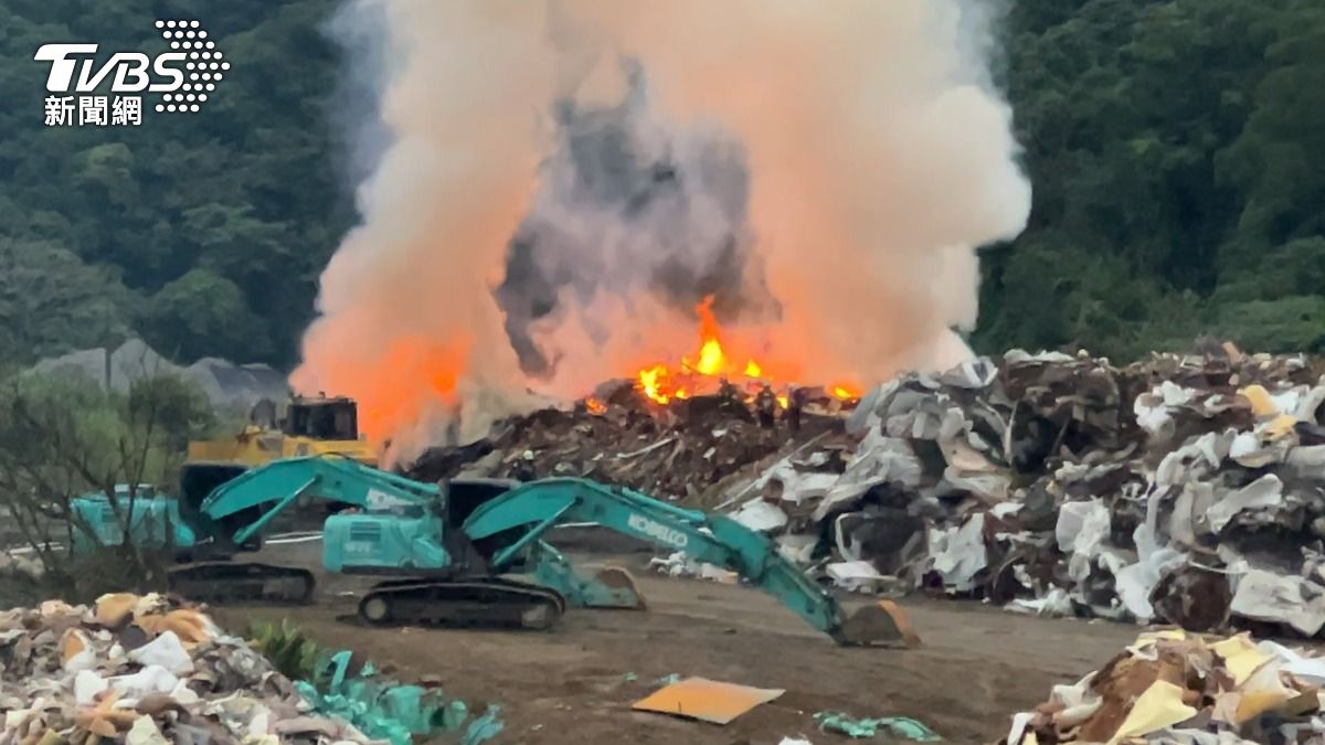 南港掩埋場大火濃煙狂竄 這4區居民「快關窗、外出戴口罩」