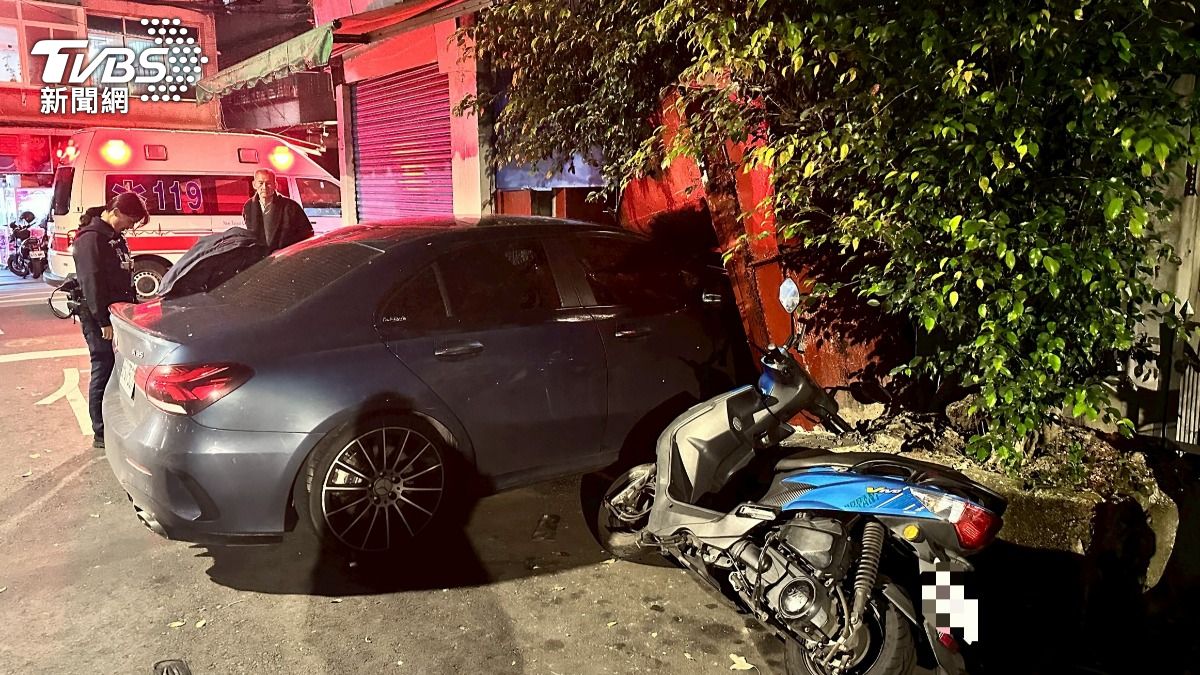 有片/撞爆中和民宅大門! 賓士男毒駕秒被上銬