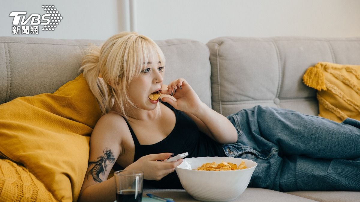 不是打電動、開車!醫揭「坐著1行為」最傷脊椎 2招自救