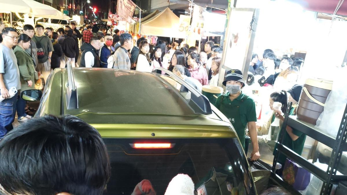有片/汽車硬闖高雄新樂街夜市 尷尬「卡人海2小時」才脫困