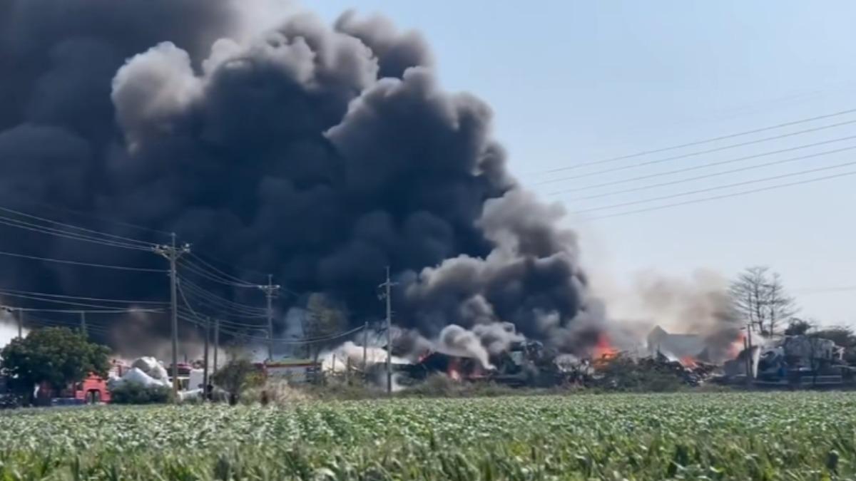 快訊/雲林回收場大火!廢棄物燒成兇猛黑煙竄天 頻傳爆炸聲