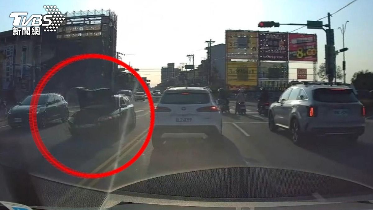 毒駕男橫跨3區連續肇逃!引擎蓋掀起盲開撞進派出所車冒煙停