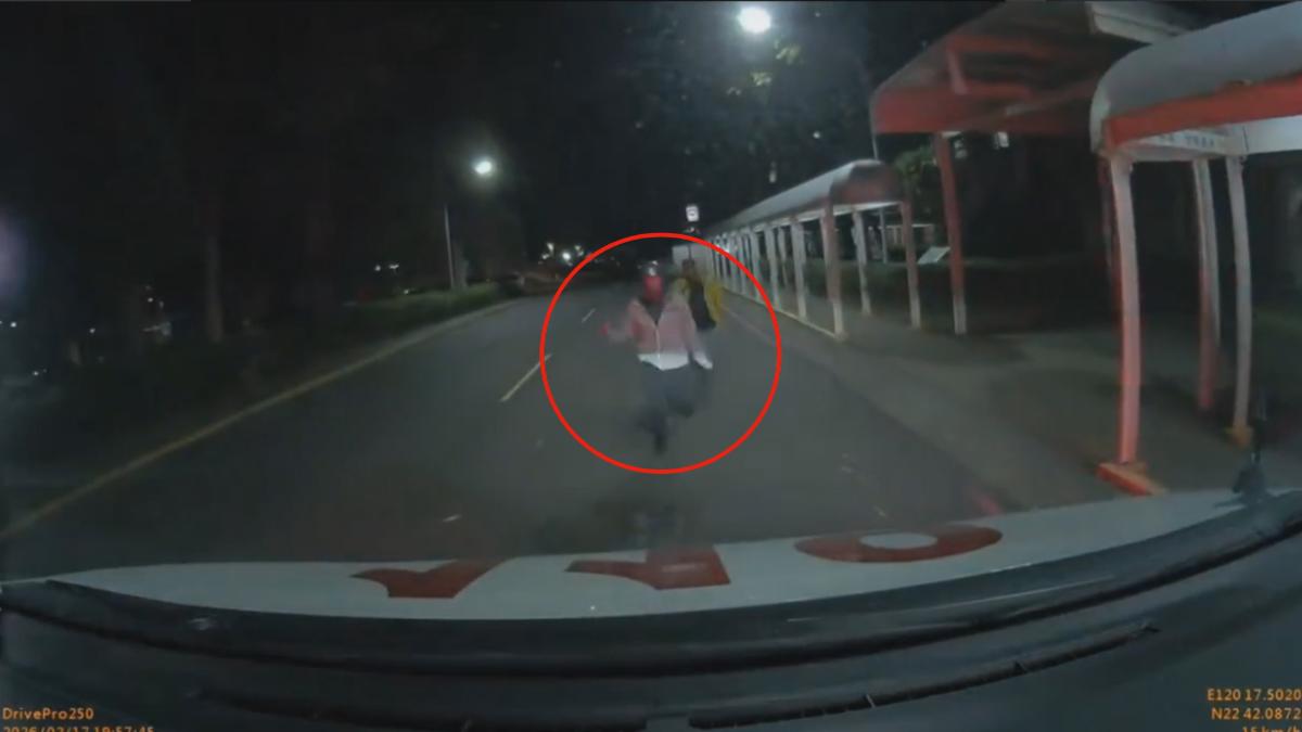 影音/救護車載病患送醫院急診!夫妻吵架失控趴引擎蓋