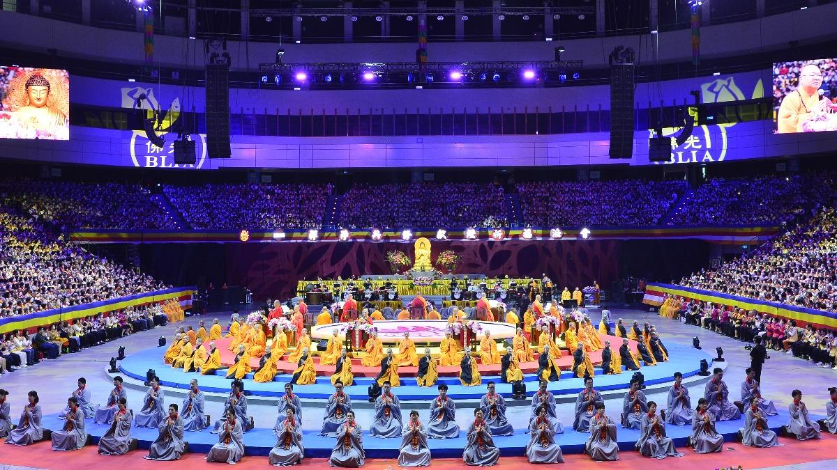 佛光山開山60周年!3萬信眾湧小巨蛋 禪淨共修獻燈祈福