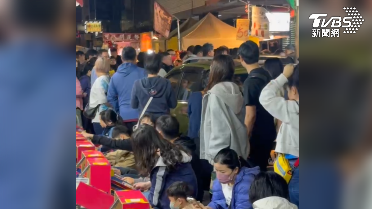 汽車硬闖春節新樂街夜市 人群擠爆包圍「動彈不得」