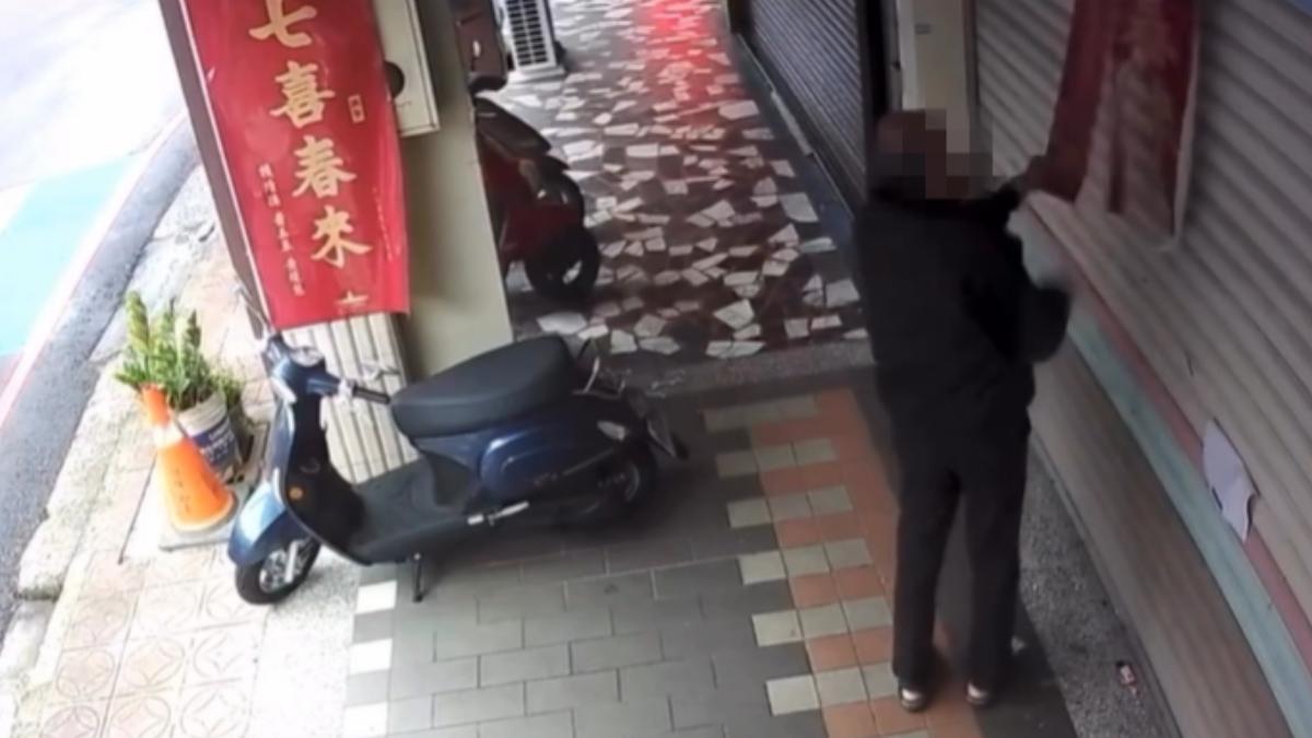 桃園黑衣阿北「刮破賴蕭春聯」!犯案過程全被拍 議員怒報警
