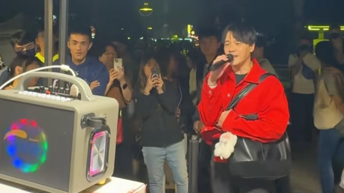 八點檔男神隱身潮州年貨大街開唱!路人手機狂拍驚呼:唱歌爆好聽