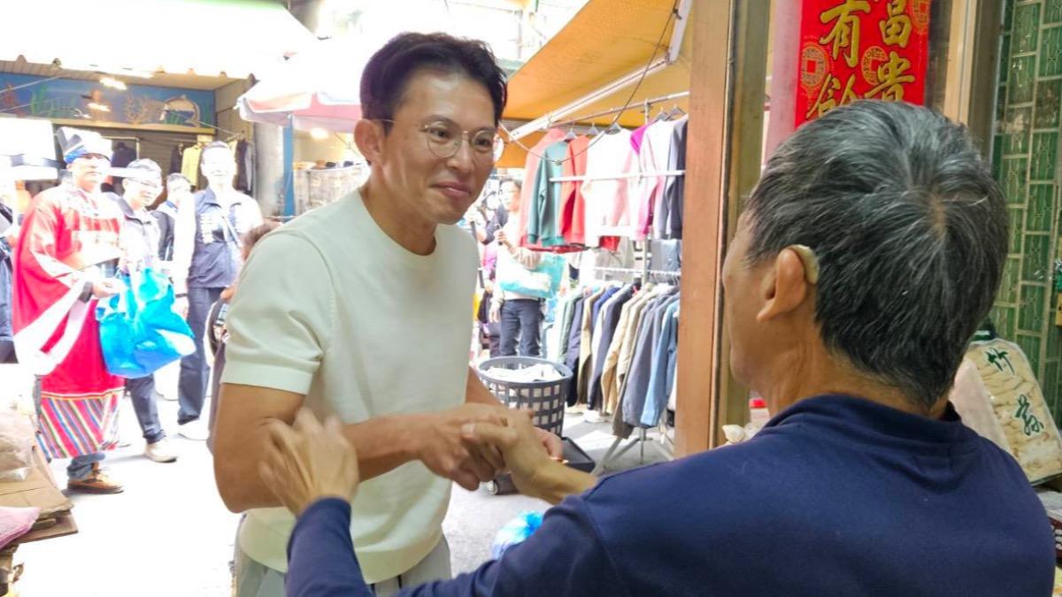 [新聞] 到彰化輔選4小雞！遇民眾嗆他「臭俗辣、 - 八卦 - PTT.BEST 批踢踢爆文