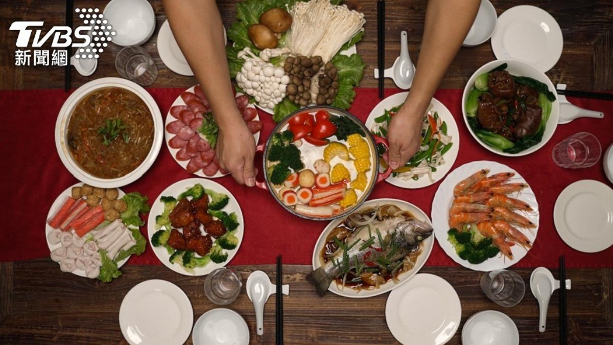 隔夜菜能吃嗎?醫點名「4年菜」別再加熱 恐致癌、藏菌