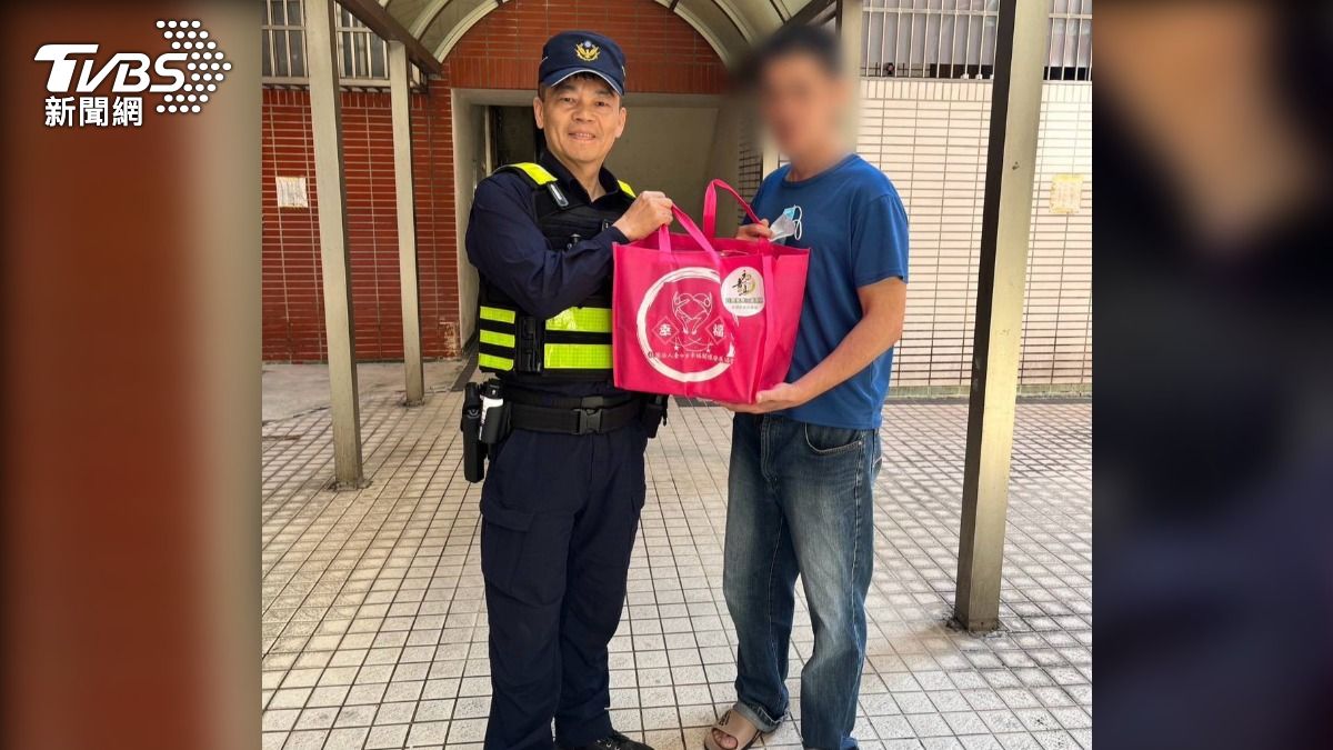 母中風癱床沒錢請人!他貼身顧靠補助過活 悲吐:窮到不敢想過年