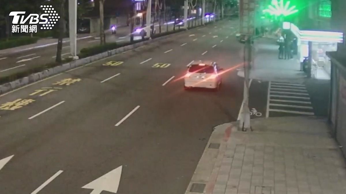 影音/變換車道未打燈被攔!男拒毒駕快篩 控警執法過當