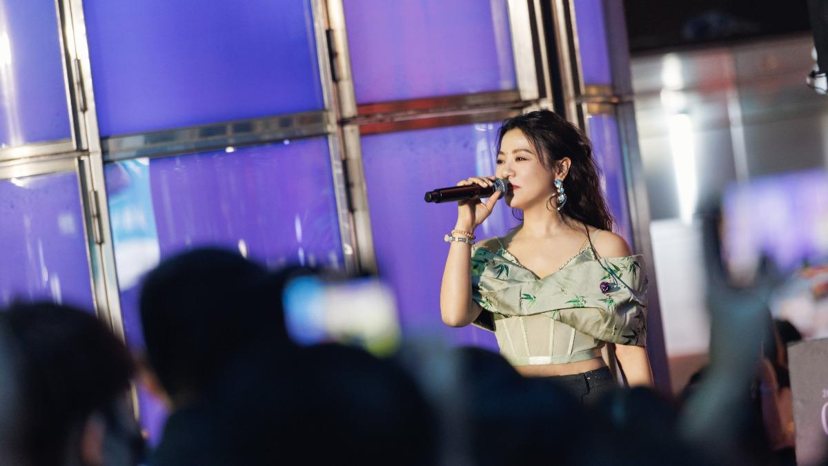 情歌天后親搭高雄捷運!乘客低頭滑手機沒認出 崩潰:後悔一輩子