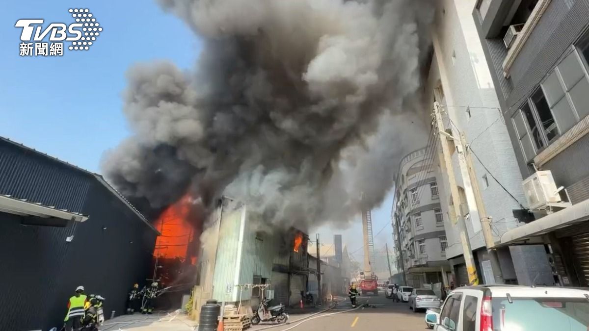 初五才要開工就出事! 嘉義廠房猛烈燃燒 大量濃煙飄散街區